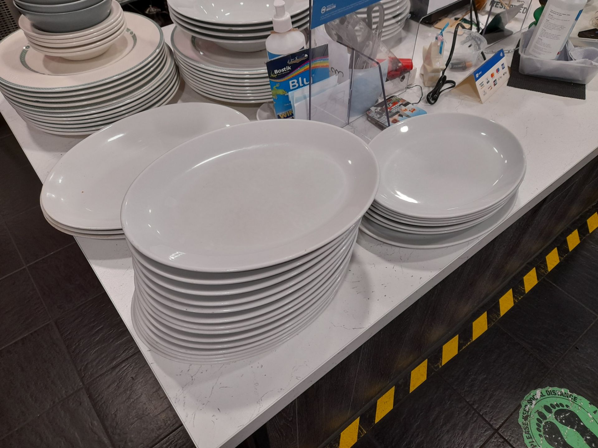 Large quantity of crockery, comprising various plates - Image 2 of 3