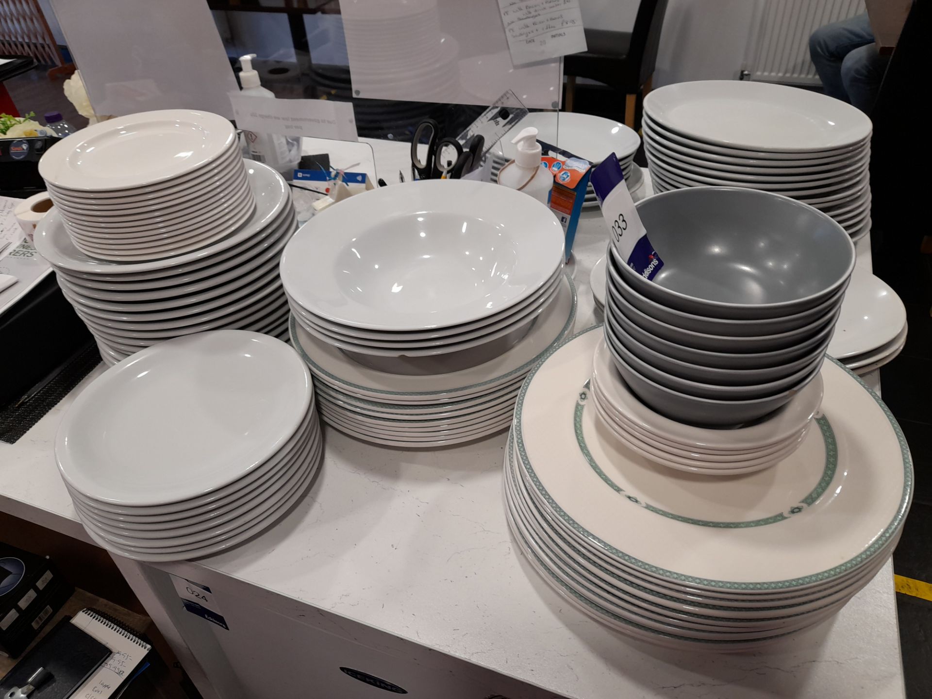 Large quantity of crockery, comprising various plates - Image 3 of 3