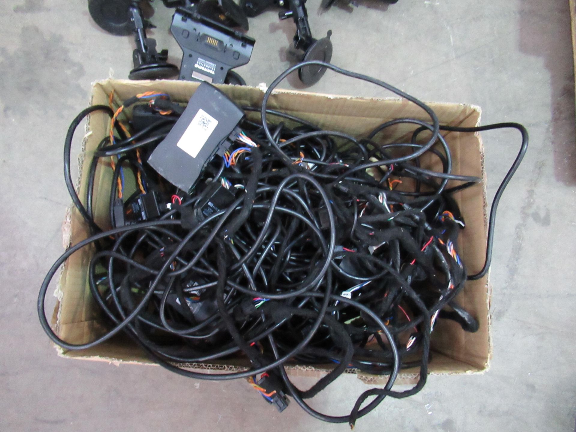 13x TomTom telematics sat-navs with assorted cables and harnesses - Image 5 of 6