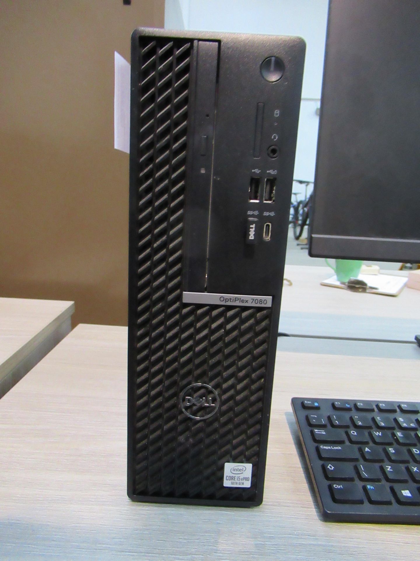 Computer workstation comprising of Dell OptiPlex 7080 PC, HP 27" monitor, wireless keyboard and mous - Image 3 of 4