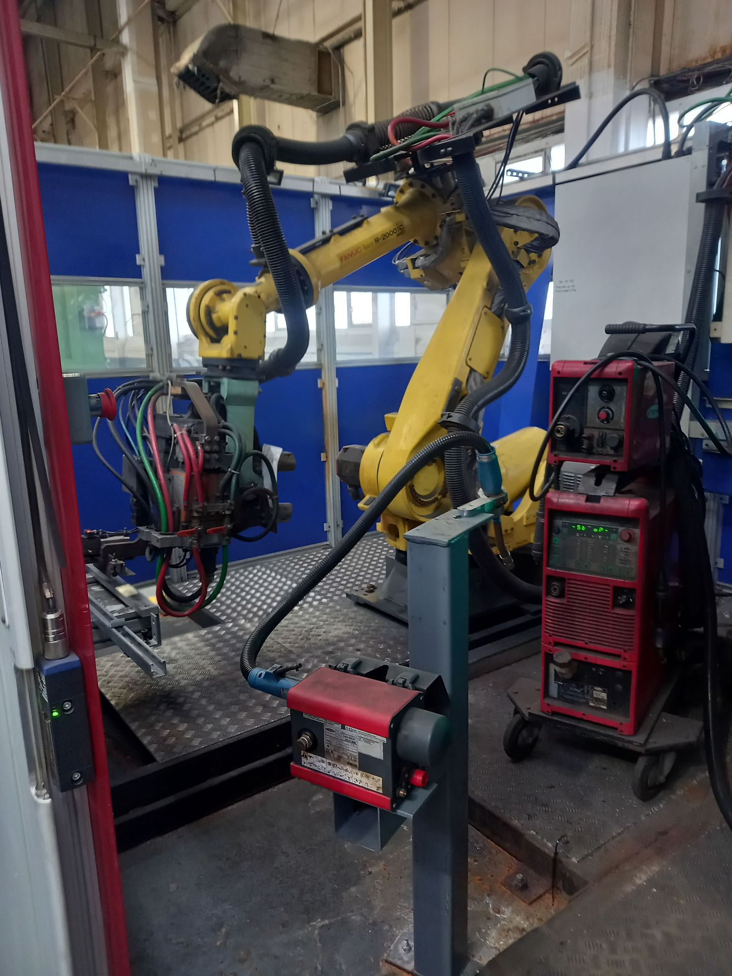 Bauromat Hi-Spot Two Station Robotic Spot Welding Cell with Fanuc R-2000iC 165F Robot, Fanuc Robot C - Image 2 of 6