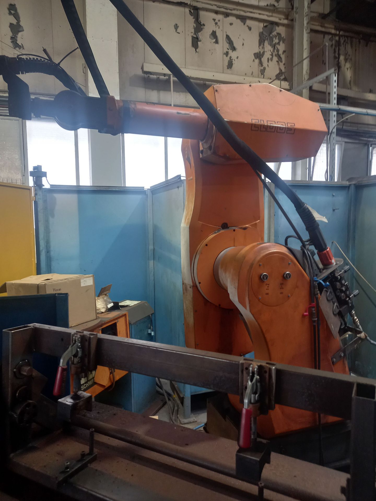 Cloos ROMAT 310 Two Position Robotic Welding Cell Serial No: 3327.882T03 (2000) with Cloos Welding R - Bild 2 aus 4