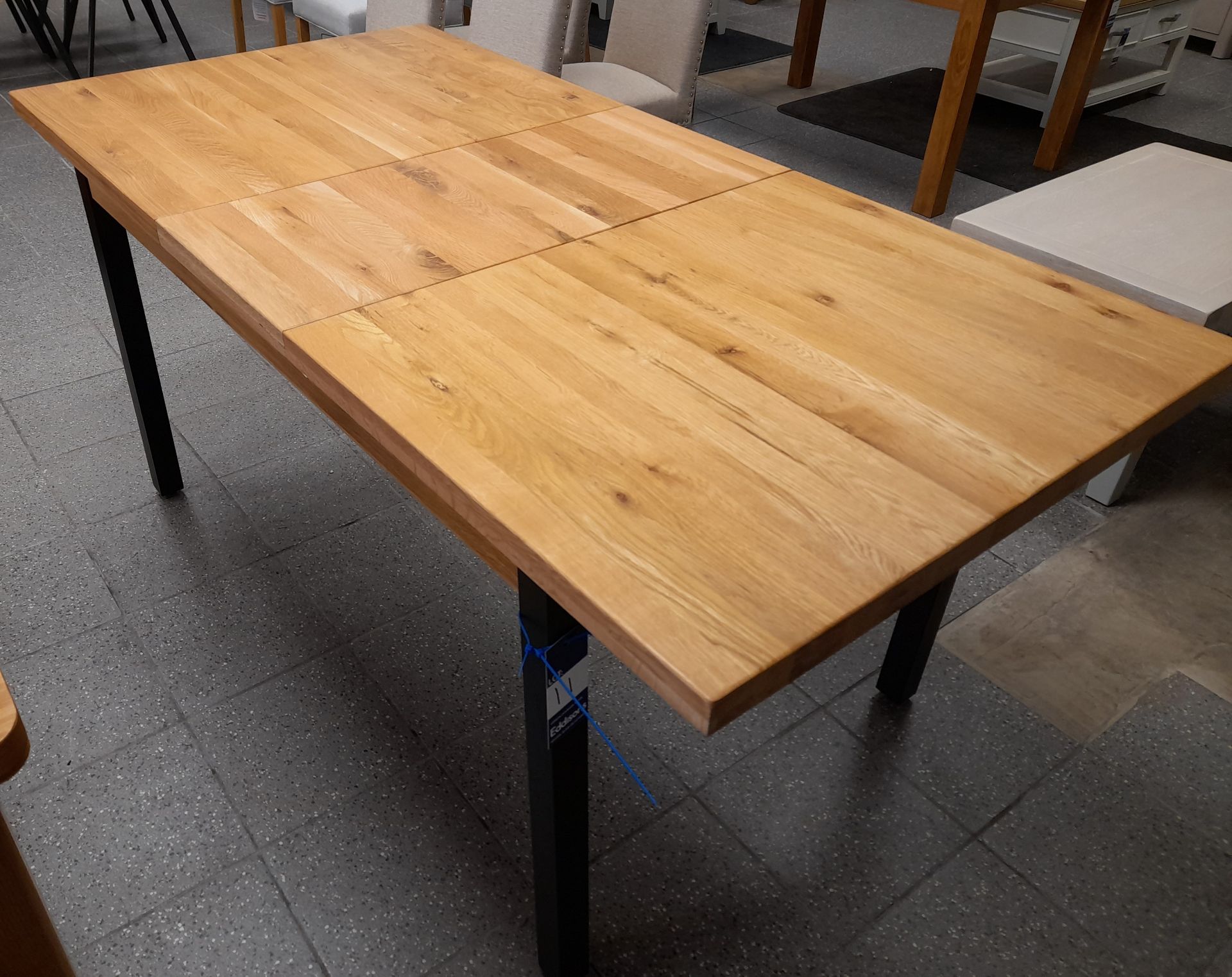 Oak topped extendable dining table Approx. 1400mm (w) x 900mm x 810mm (1800mm (w) when extended)