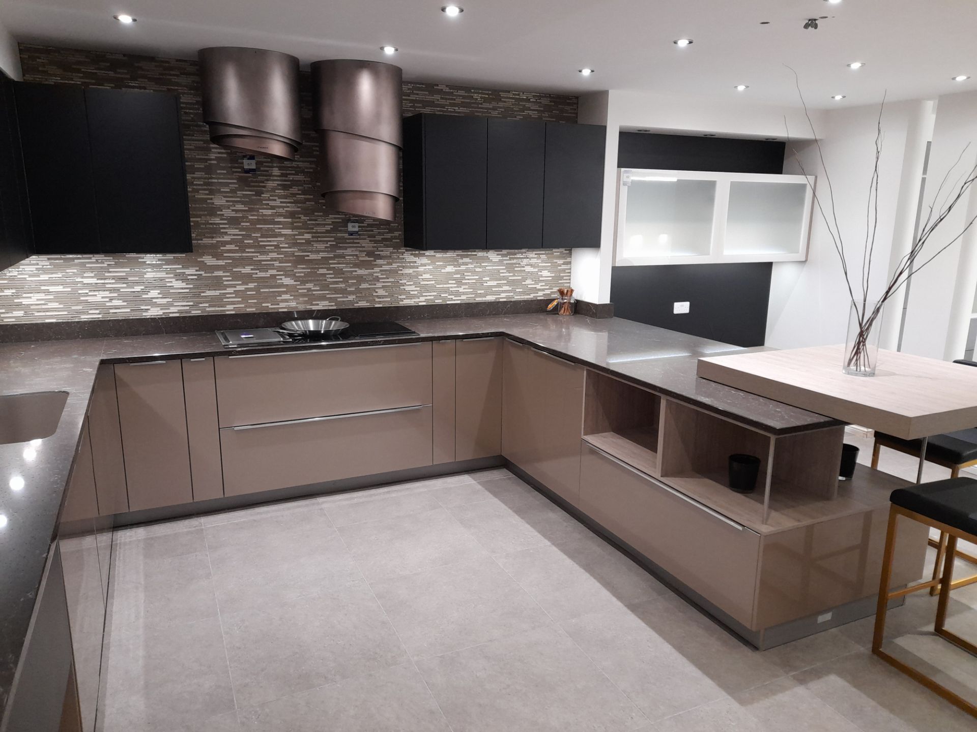 Contemporary high gloss / timber effect kitchen comprising multi base and wall units, breakfast - Image 2 of 15