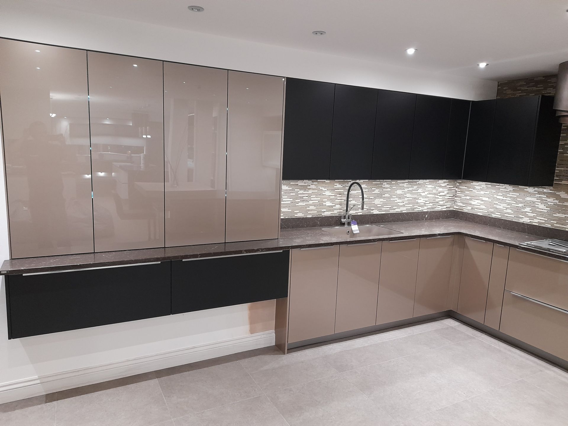 Contemporary high gloss / timber effect kitchen comprising multi base and wall units, breakfast - Image 5 of 15