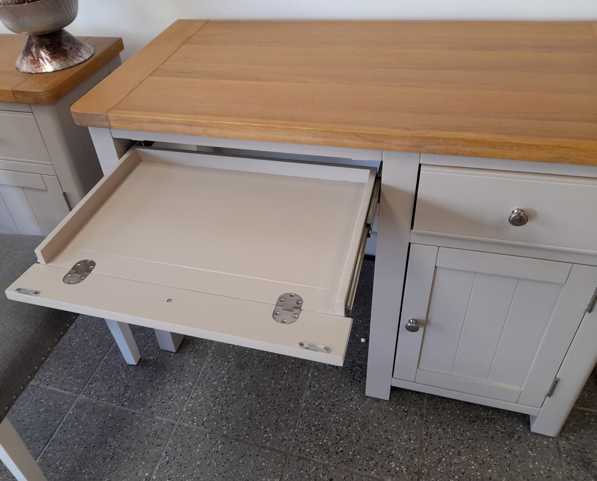 Light grey desk unit with chair Approx. 1100mm (w) - Image 3 of 3