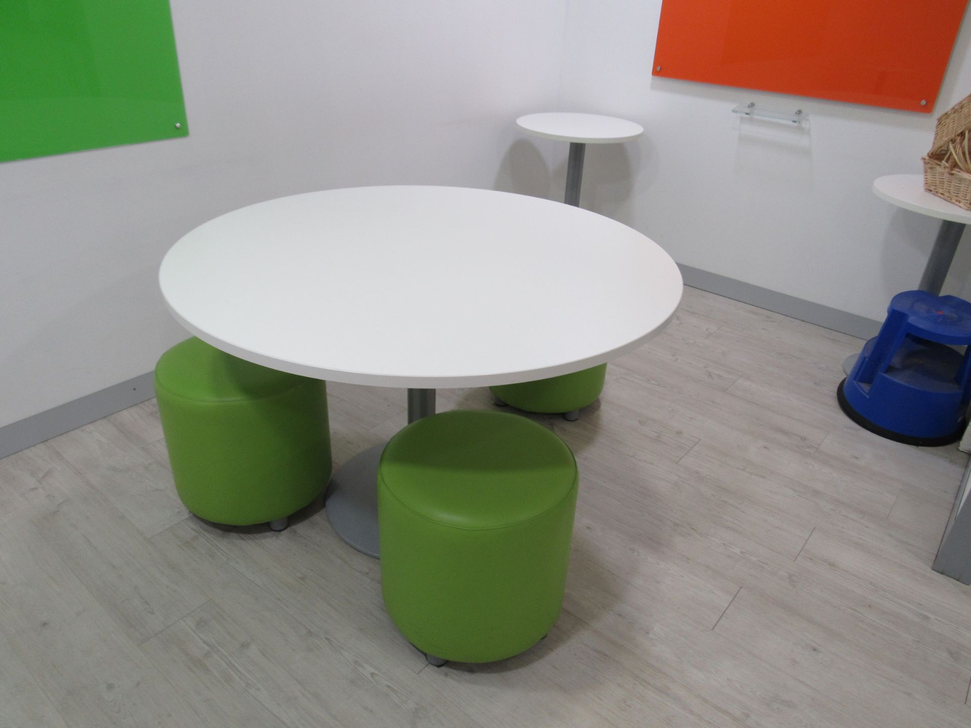 4 small tables, 1 large table and 6 green leather - Image 2 of 2