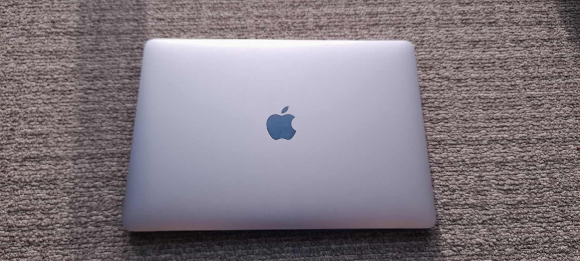 MacBook Pro 13", M1, A2338 EMC 3578, S/N: FVFGW2REQ05F – Defective display – In recovery mode
