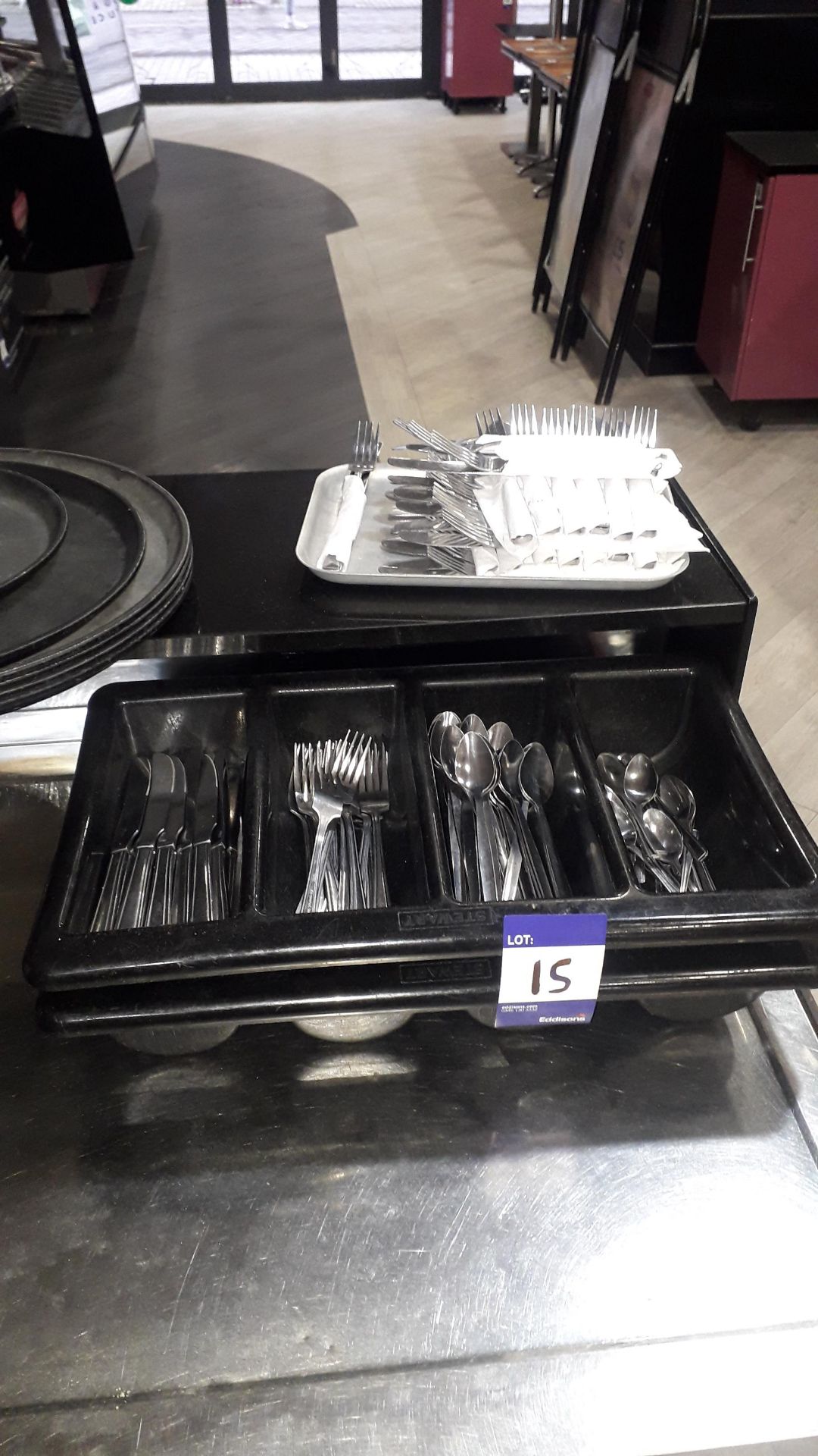 Quantity of stainless steel cutlery