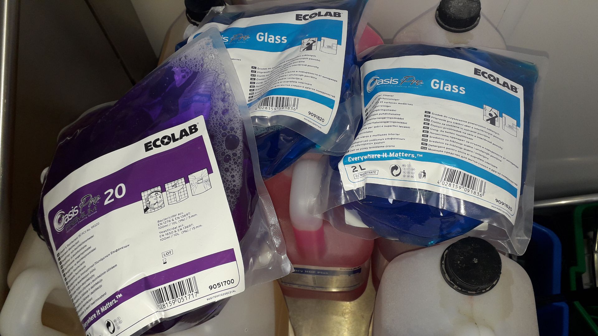 9 x Various 5ltr Containers of Ecolab cleaning products, 3 x 2ltr Ecolab glass cleaning products and - Image 4 of 5