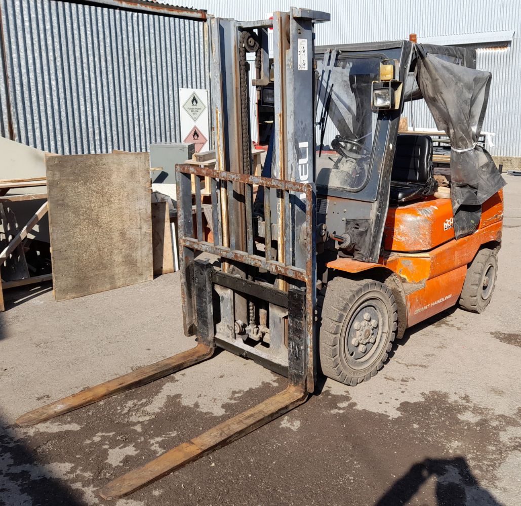 Short Notice Sale – Heli HFD30 (H2000 Series) Gas Powered Forklift Truck (2006) & Tipping Skips