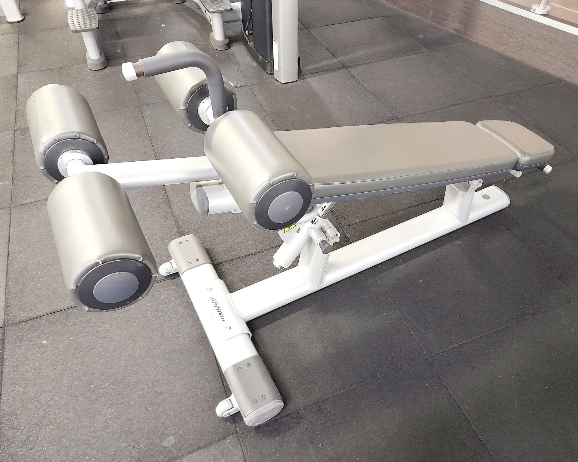 Life Fitness Adjustable Abdominal Bench. This auction contains a COMPOSITE LOT made up of Lots 1 to - Bild 2 aus 2