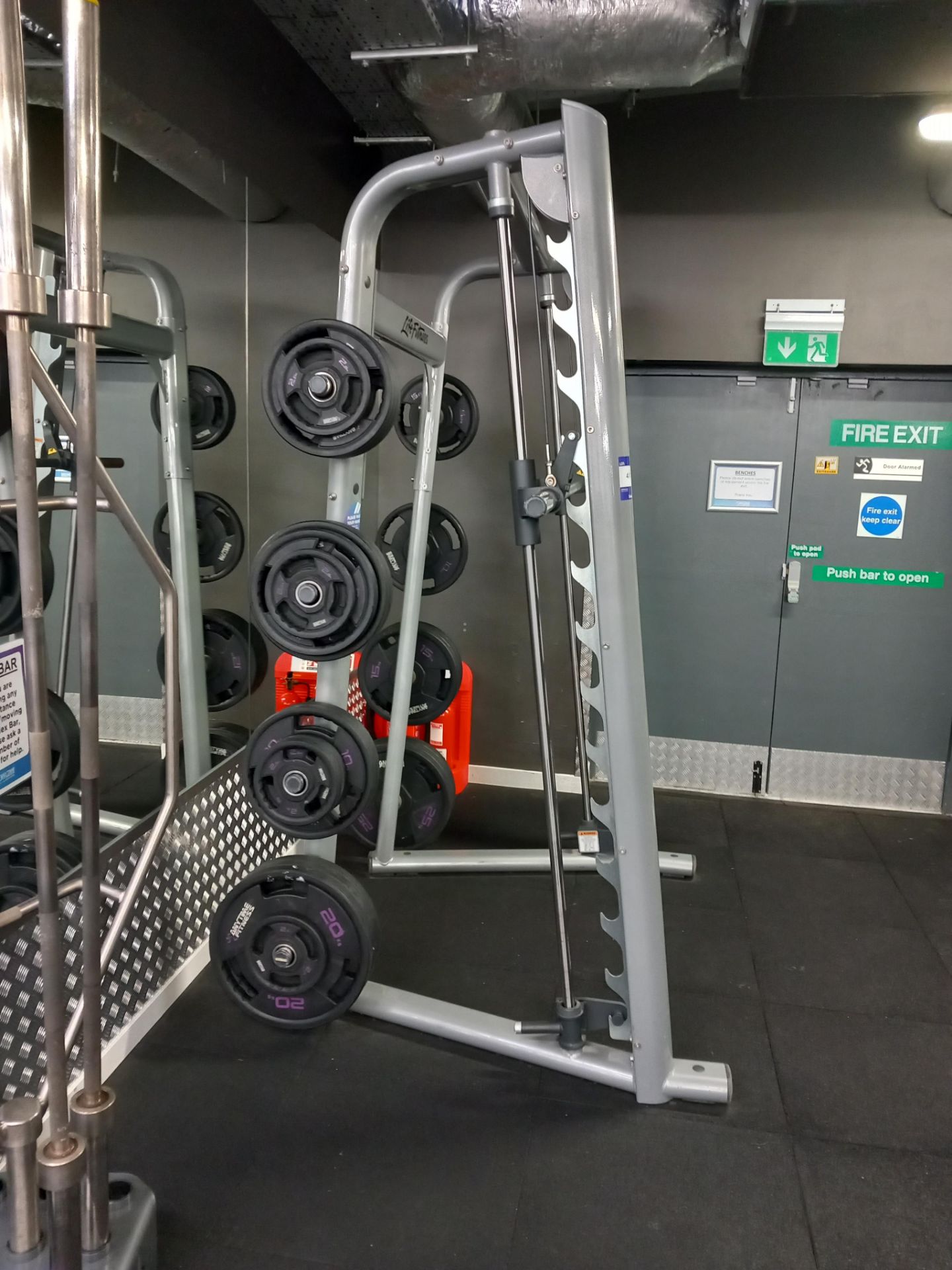 Life Fitness SSM AX10M Series Smith Rack (weight plates are not included). This auction contains a C - Bild 2 aus 2