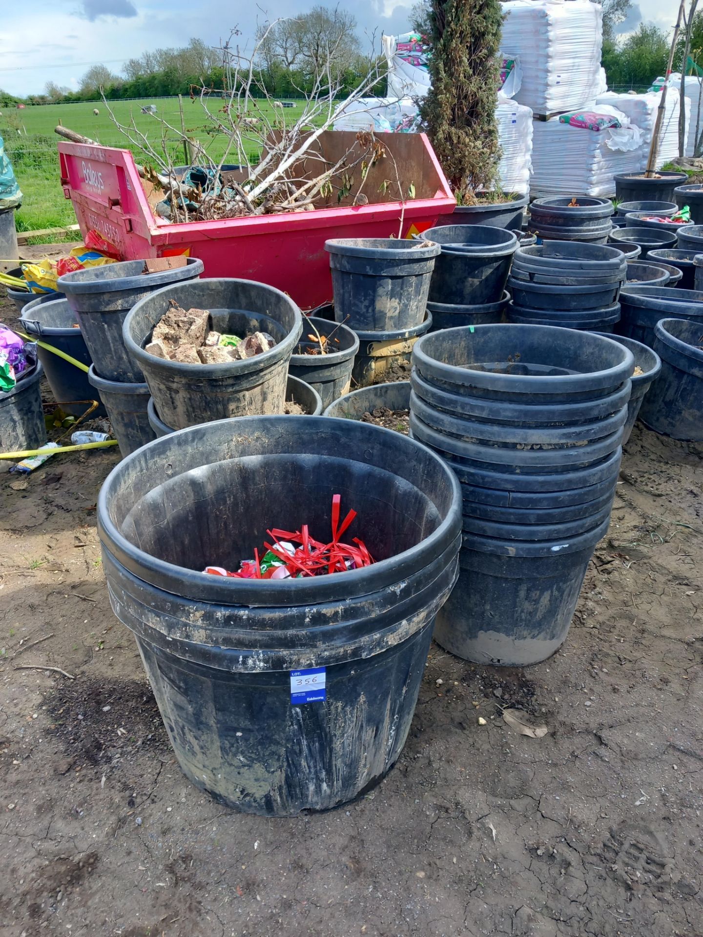 Large quantity of used plant pots, various sizes (