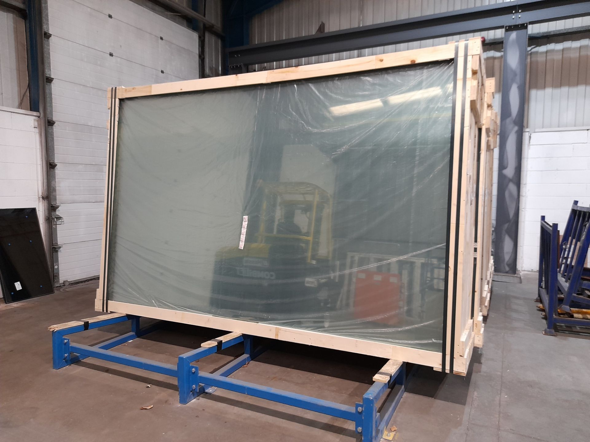 Approx 96 sheets of 6.76mm thickness laminated glass, size approx. 3300 x 2140mm (4 packs of 24) - Image 2 of 5