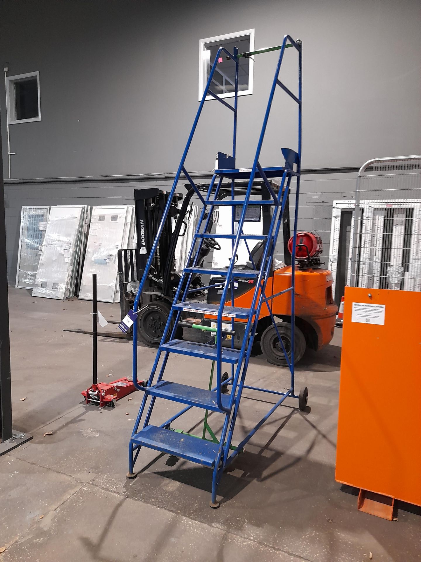8-Tred mobile warehouse ladders - Image 3 of 3