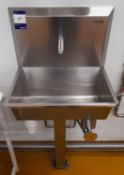 Sypsal Stainless Steel Knee Operated Sink – Disconnection by qualified tradesperson required