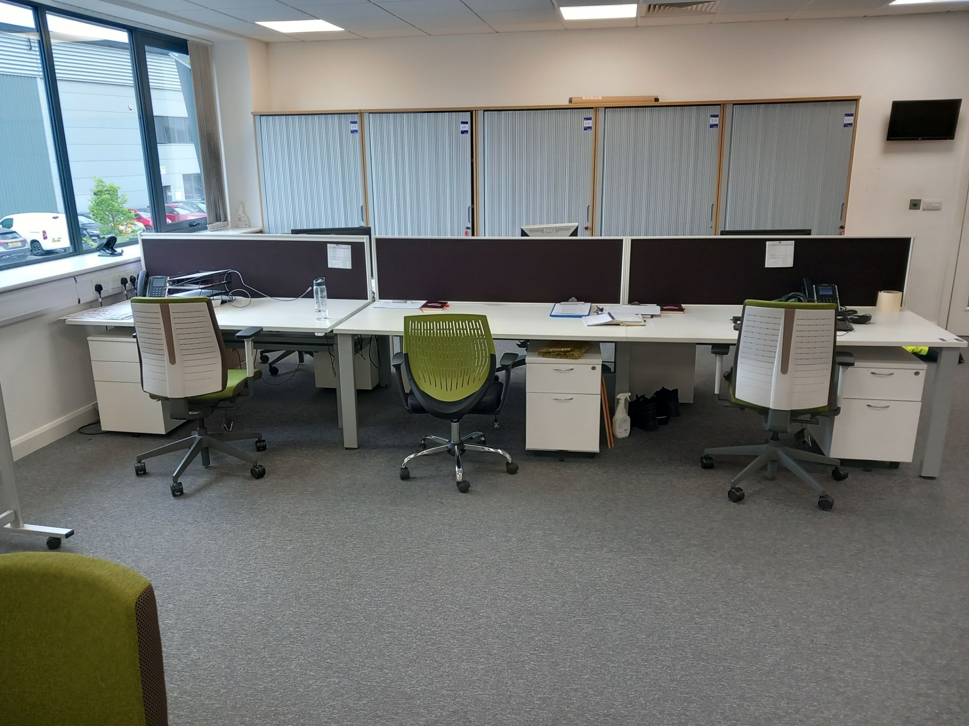 6 Bay workstation to include 6 x desks (1600x800) 6 x office chairs, 3 Privacy screens, 6 x - Image 3 of 3