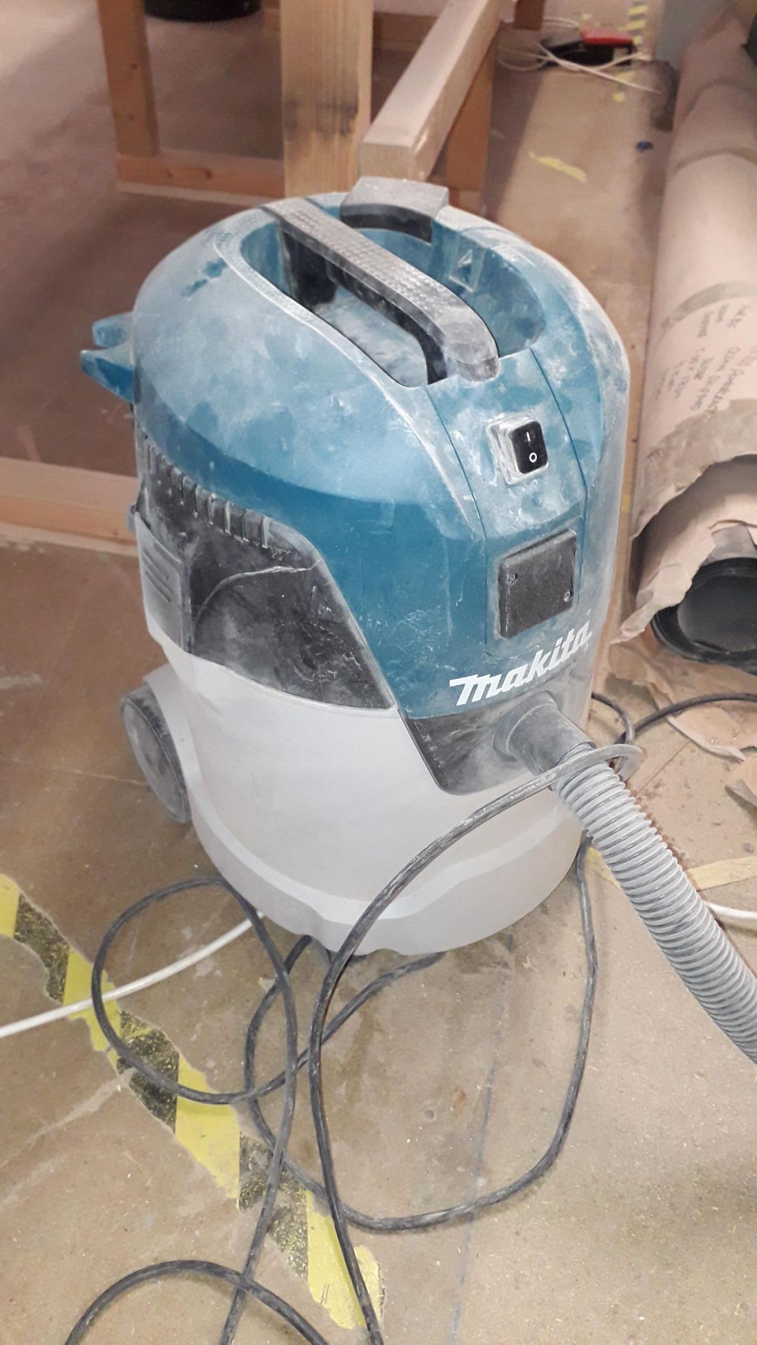 Makita VC2512L Wet & Dry Vacuums, (2017) S/N 395913 - Located on 1st Floor