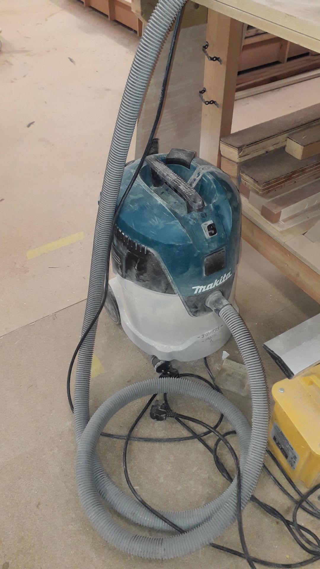 Makita VC2512L Wet & Dry Vacuums, (2017) S/N 395914 - Located on 1st Floor
