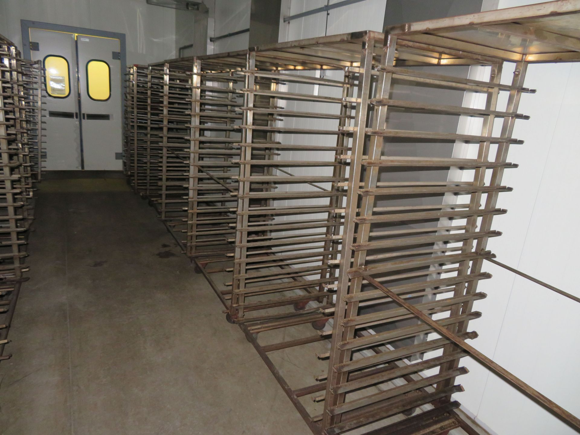 9x Baker's Racks 1000 x 800mm & a qty of fluted trays - Image 3 of 3