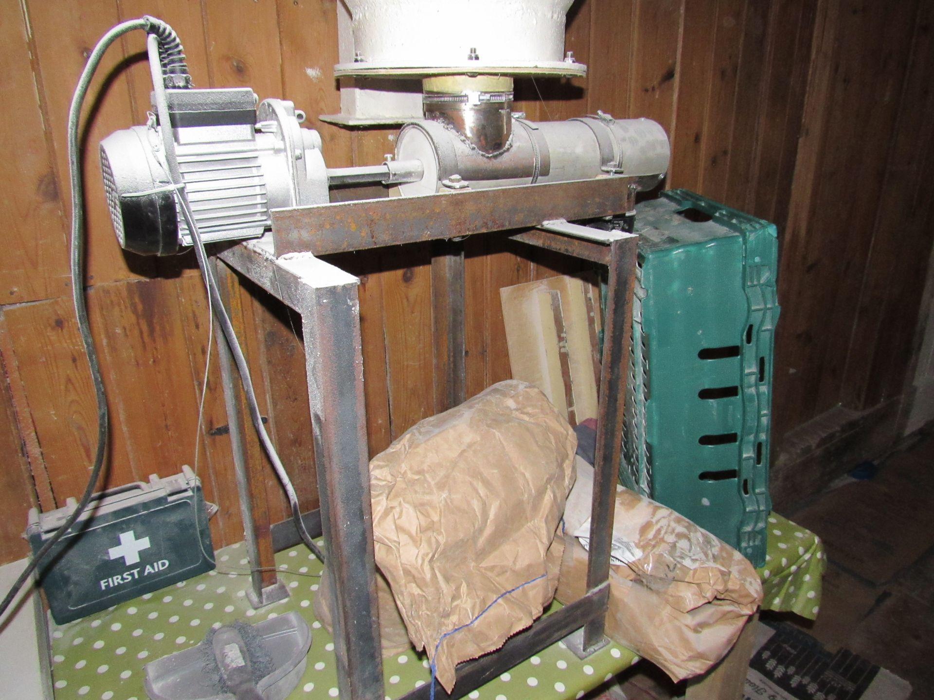 Electric powered oat bagging machine - Image 2 of 2