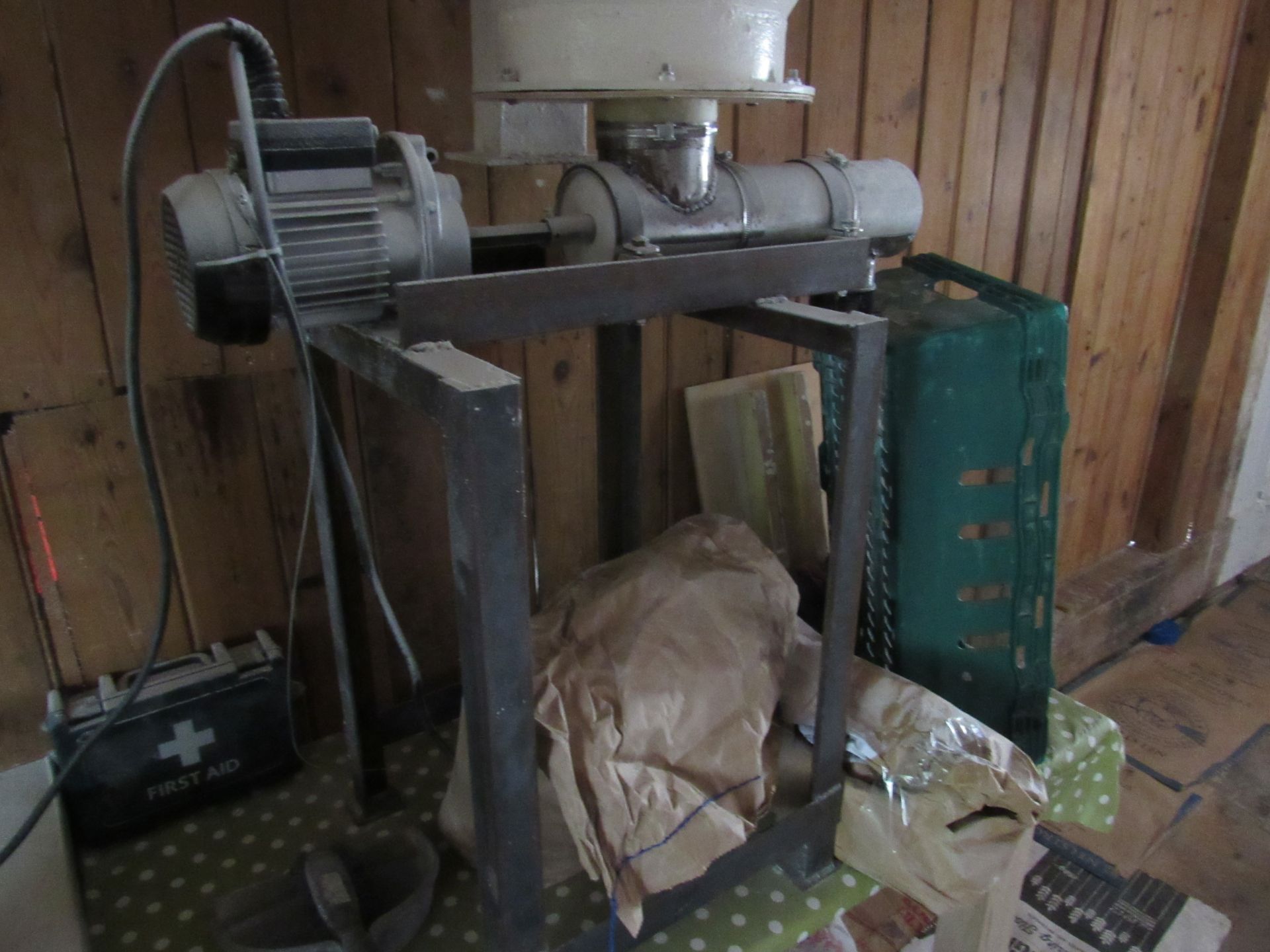 Electric powered oat bagging machine