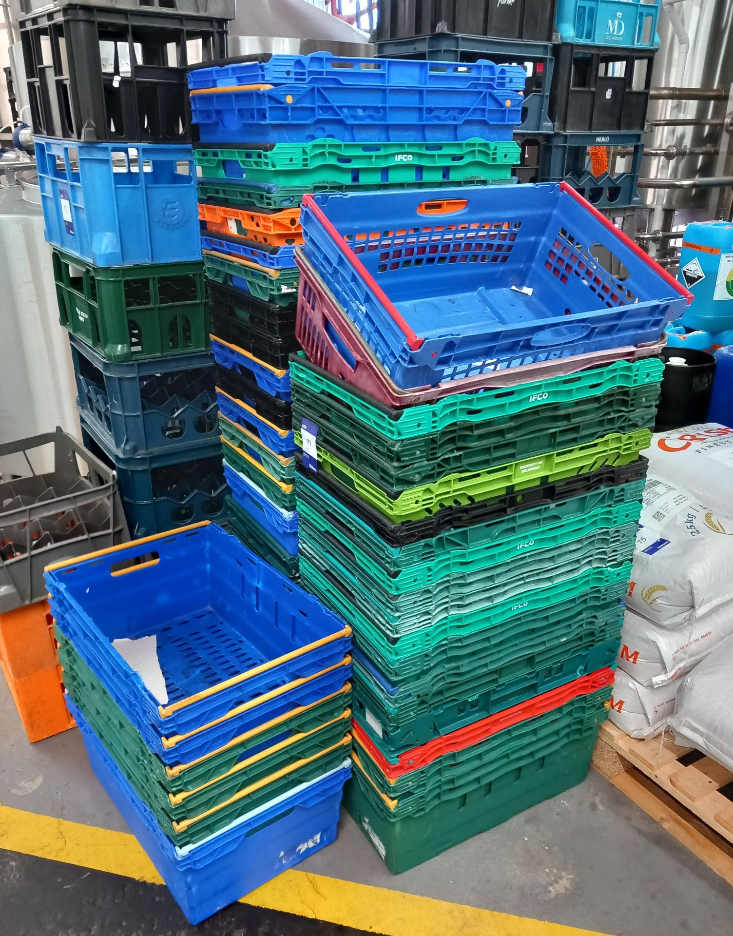 Approximately 40 x plastic crates (600x400x250) - Image 2 of 2