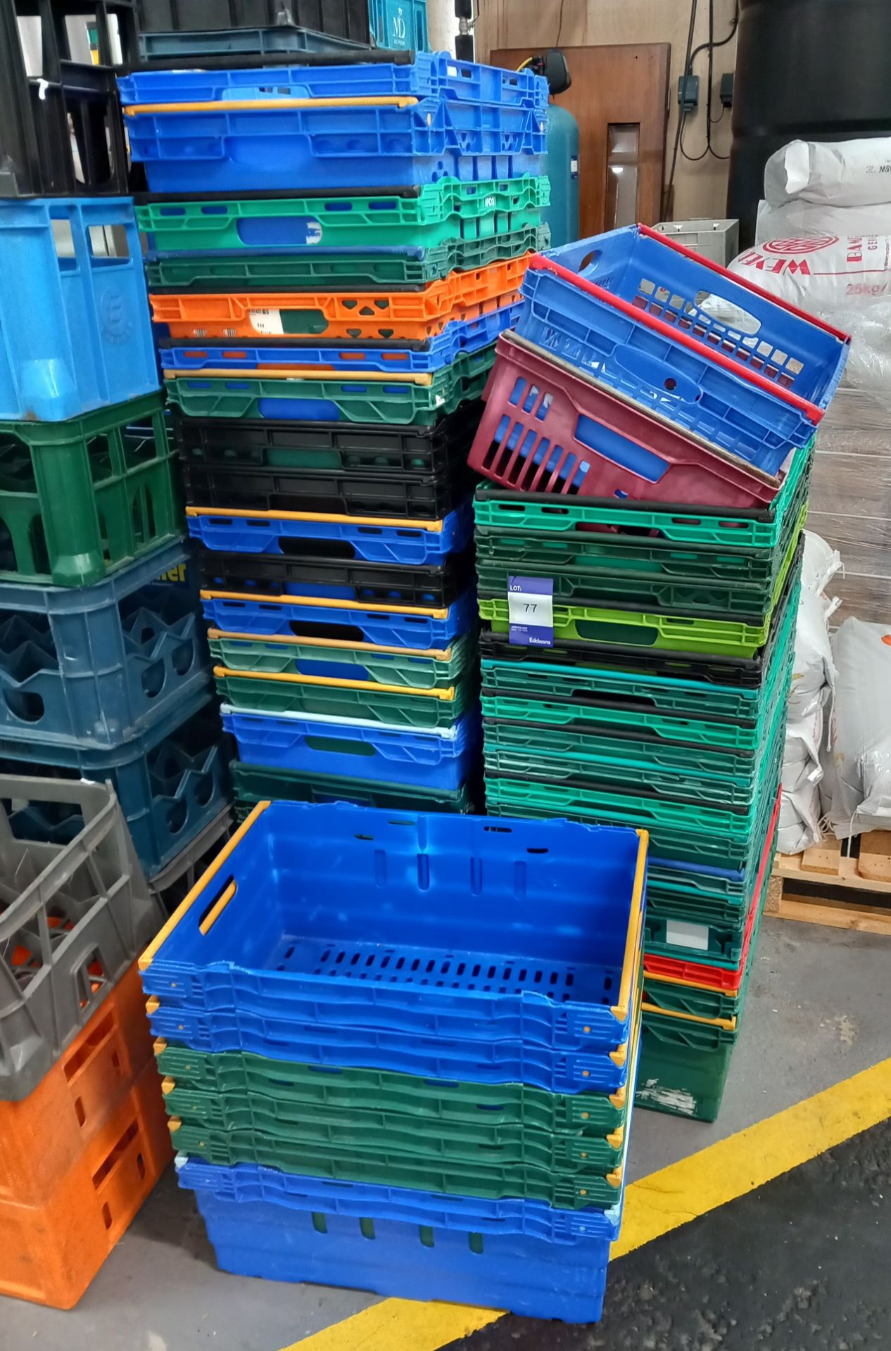 Approximately 40 x plastic crates (600x400x250)