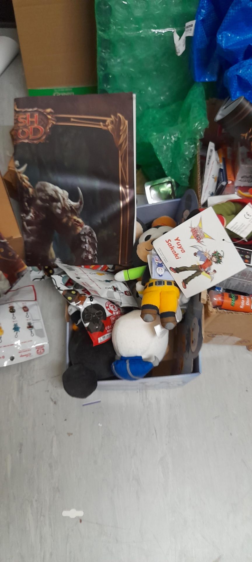 Contents to floor including Marvel Champions Card game, Meta Zoo card packs, various key rings, - Bild 3 aus 7