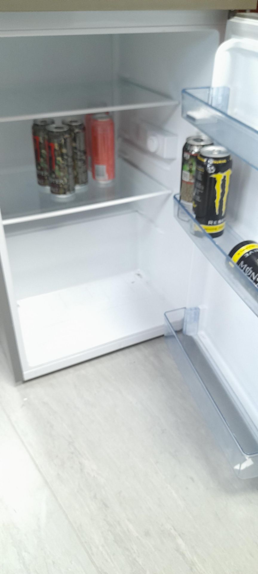 Hisense RL170D4BC2 undercounter fridge - Image 2 of 3