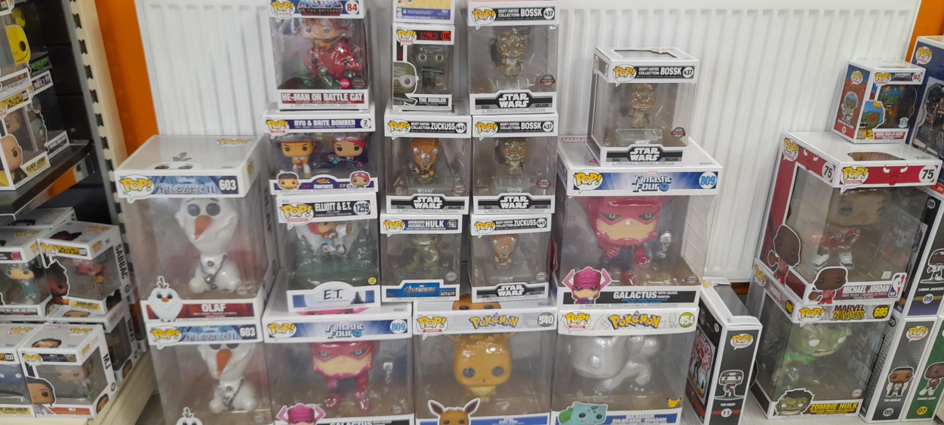 Quantity of Funko POP Collectables (Star Wars, Marvel, Heroes, TV etc.) to floor and wall - Bild 6 aus 8