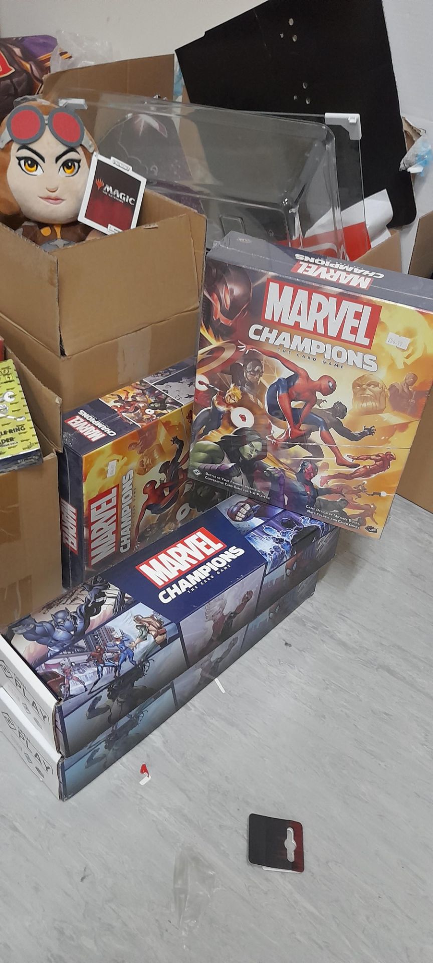 Contents to floor including Marvel Champions Card game, Meta Zoo card packs, various key rings, - Bild 7 aus 7
