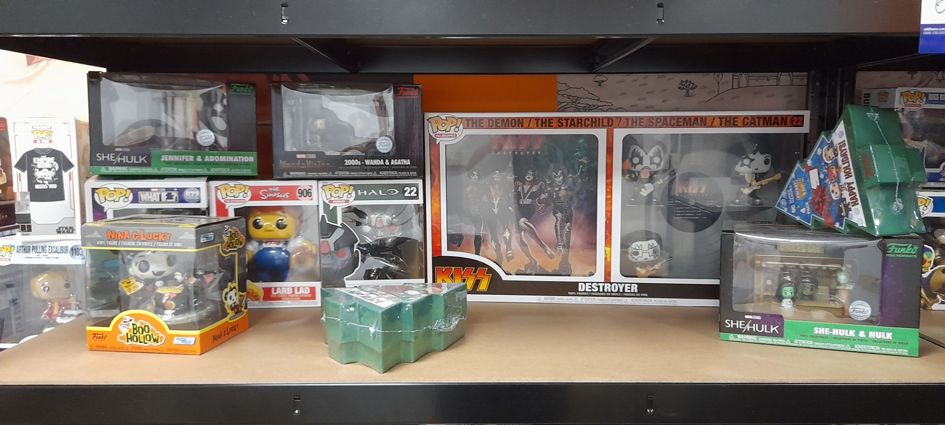 Contents of 2 x bay of racking to include Funko POP figures & pins – Marvel, Dragonball2 Z, Star - Bild 8 aus 10