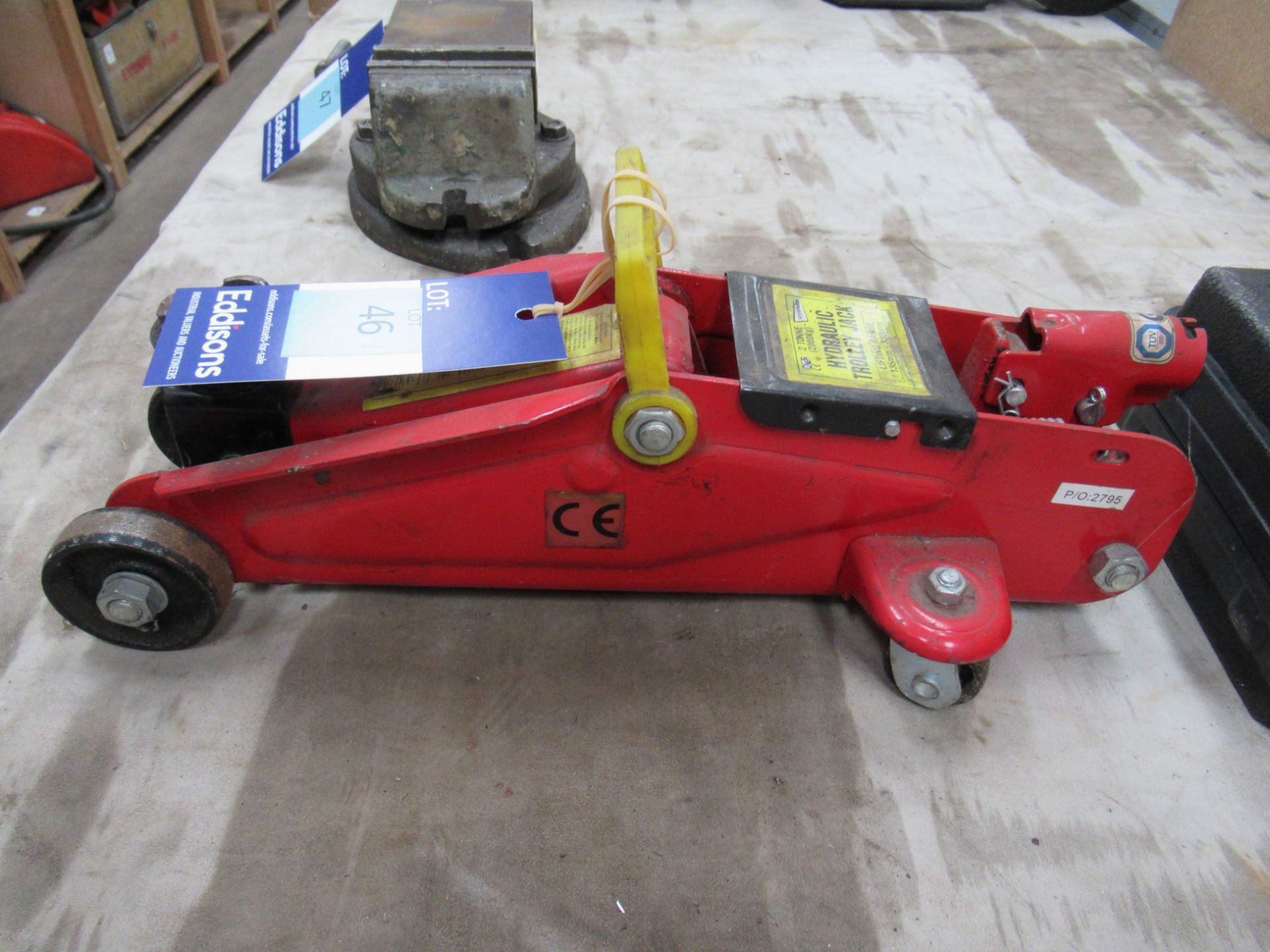 Hilka 5tonne Hydraulic Bottle Jack with a Streetwise 2tonne Hydraulic Jack (incomplete) - Image 3 of 5