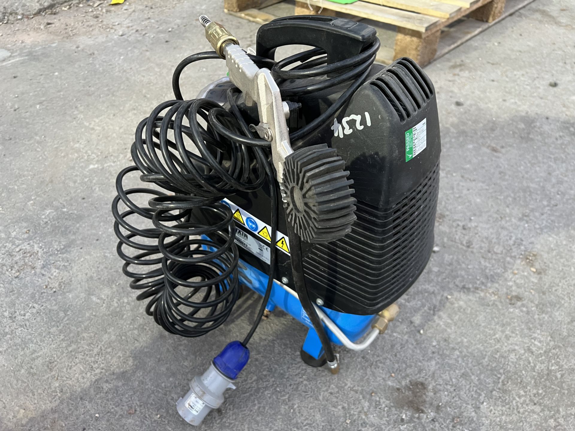 Nuair Vento OL195/6 240v Air Compressor - Image 3 of 3