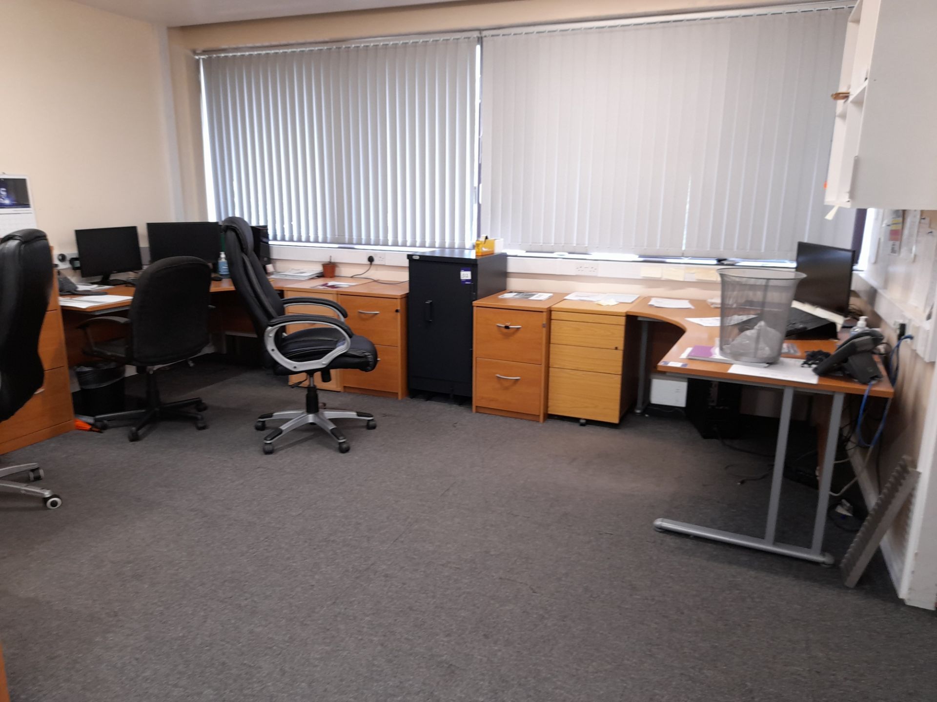 Contents to office to include 6 x desks, 6 x chairs, 12 x pedestal drawer units, 4 x 2 drawer filing - Image 5 of 6