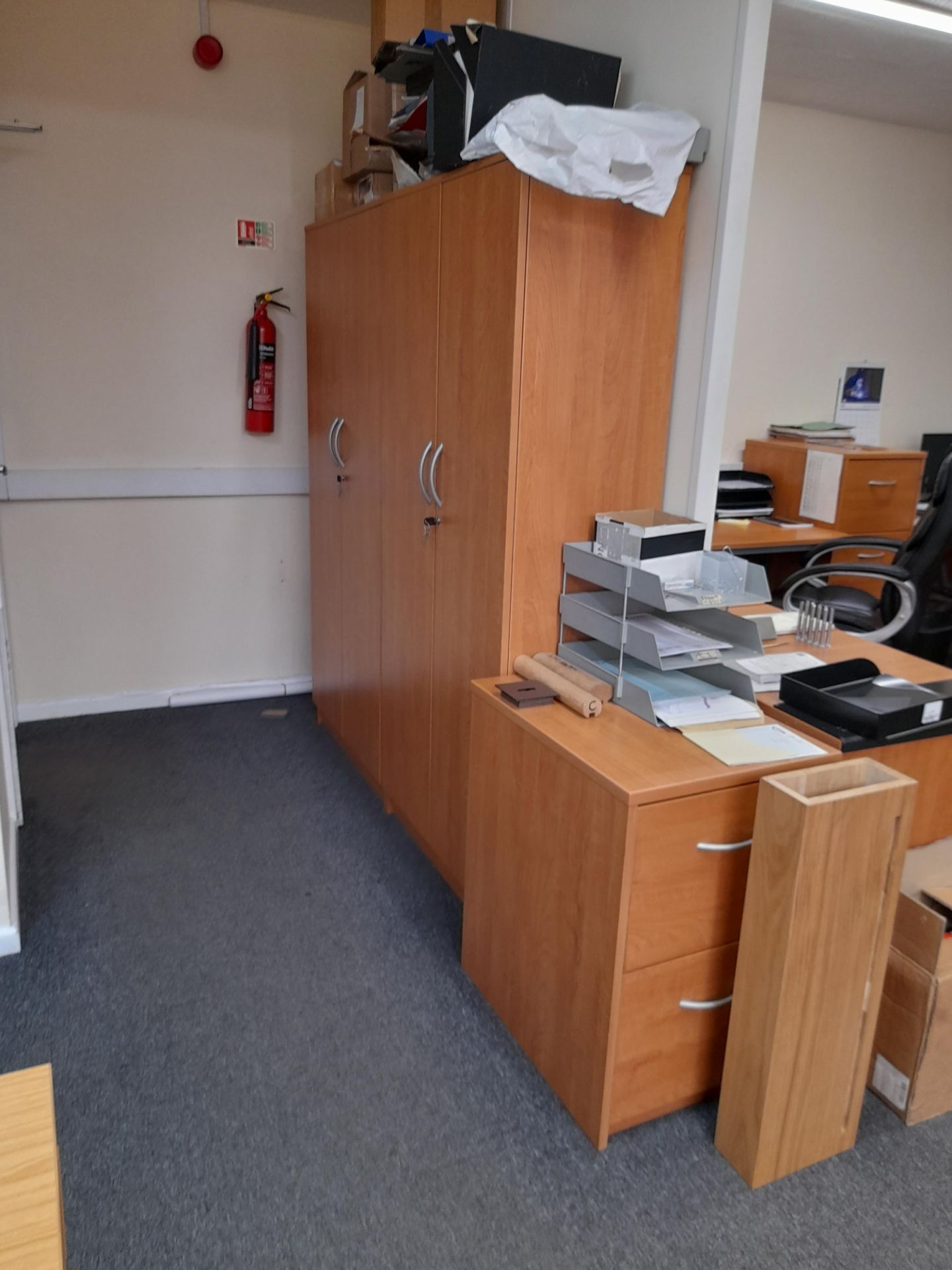Contents to office to include 6 x desks, 6 x chairs, 12 x pedestal drawer units, 4 x 2 drawer filing - Image 6 of 6