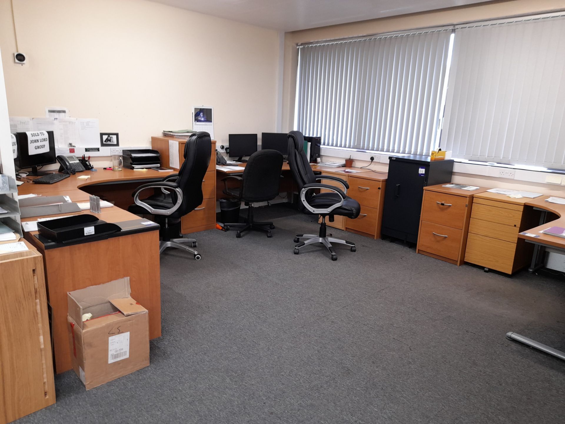 Contents to office to include 6 x desks, 6 x chairs, 12 x pedestal drawer units, 4 x 2 drawer filing - Image 4 of 6