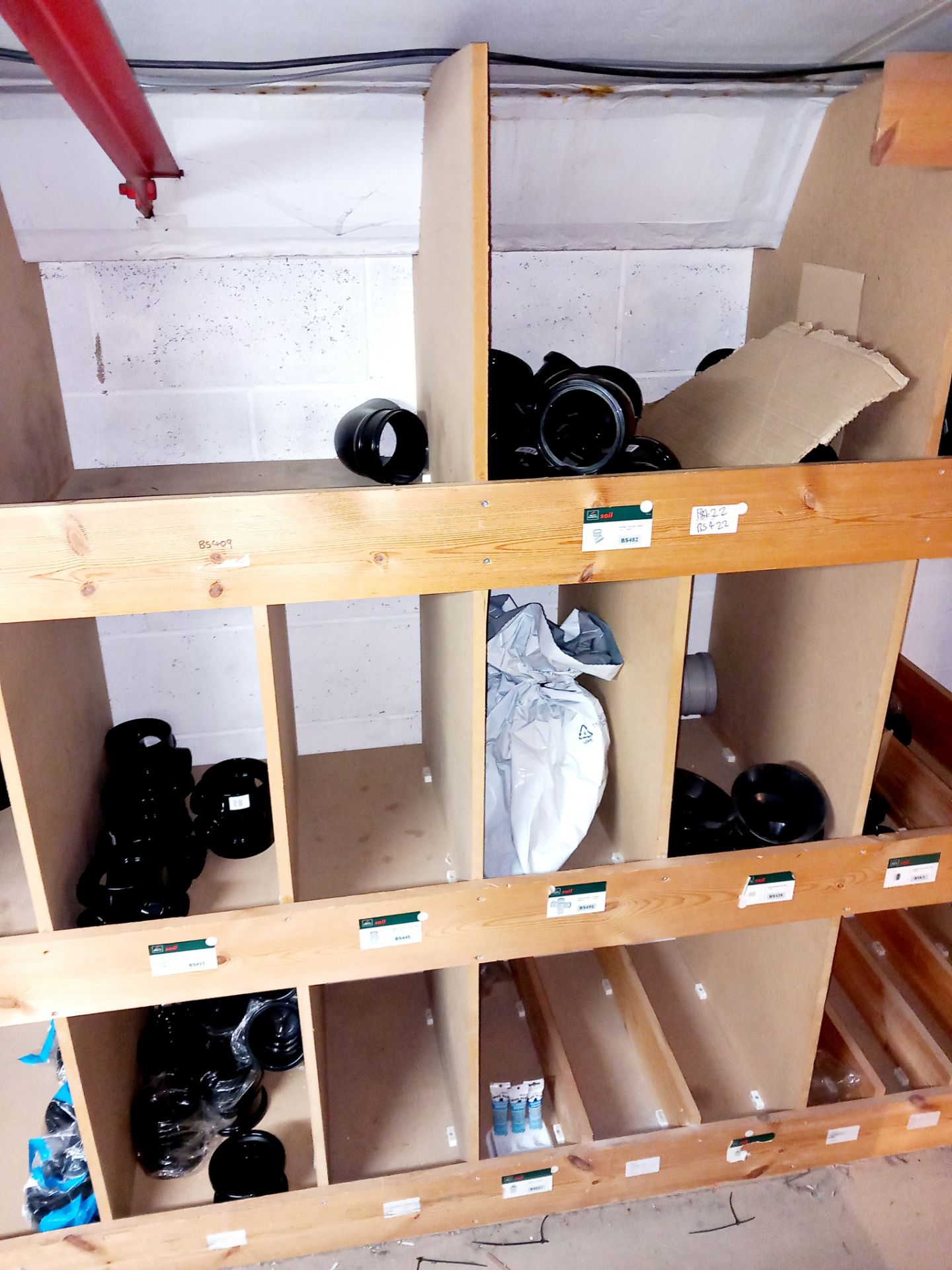 Large quantity of various plumbing/guttering components to pigeon hole shelving (approx. 200 - Image 16 of 17