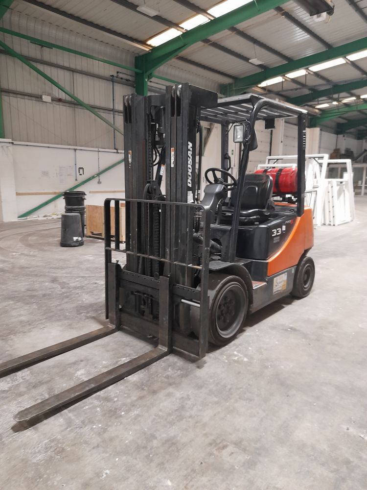 Doosan G33P-5 Gas Forkllift Truck, Stillages & Glass Stock