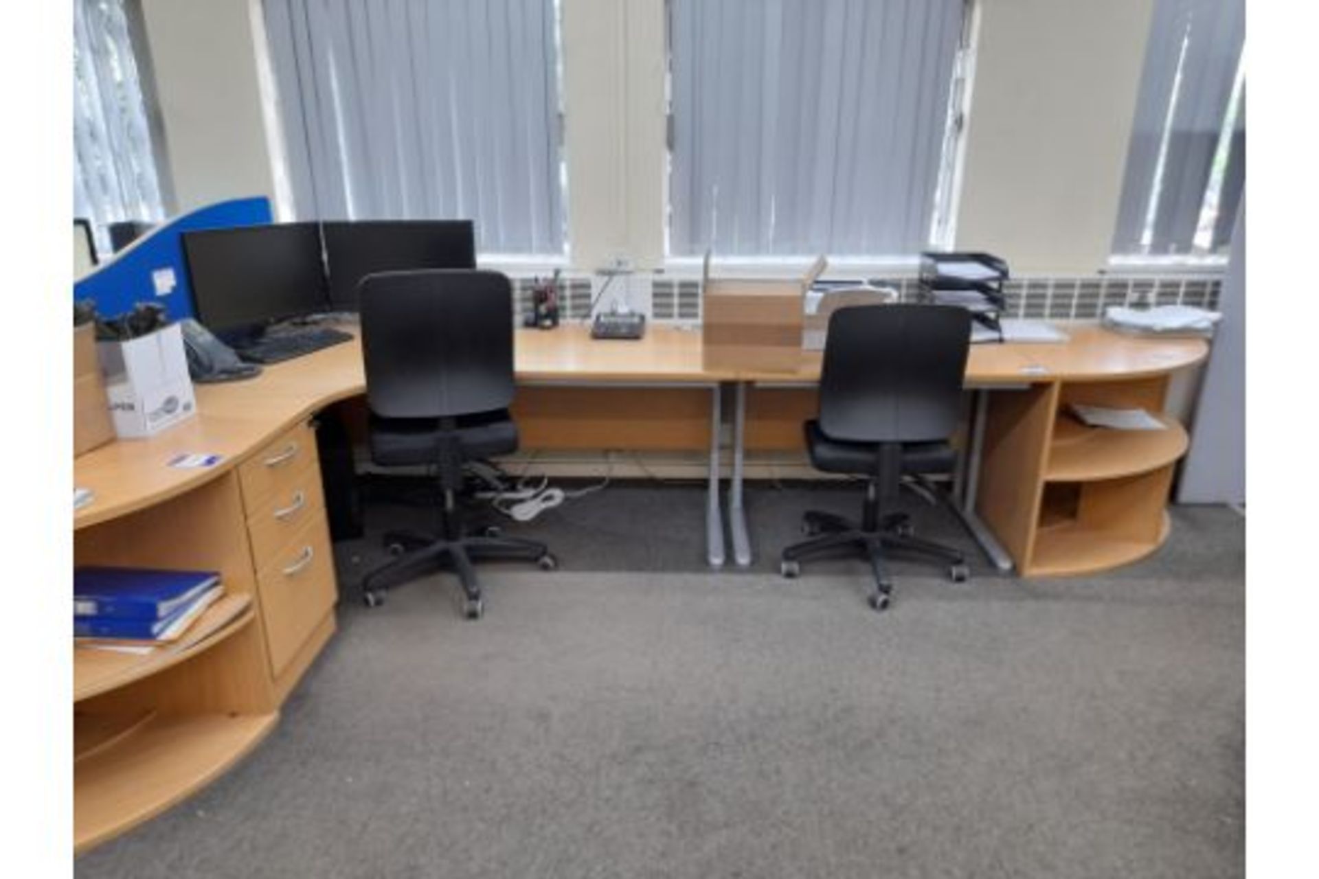 Remaining furniture to office to include 4 x corner desks, printer table, 5 x pedestal drawer units, - Image 4 of 4