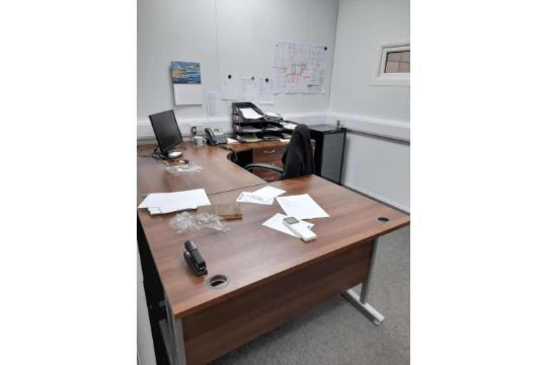 Remaining furniture to office to include 4 x corner desks, printer table, 5 x pedestal drawer units, - Image 2 of 4