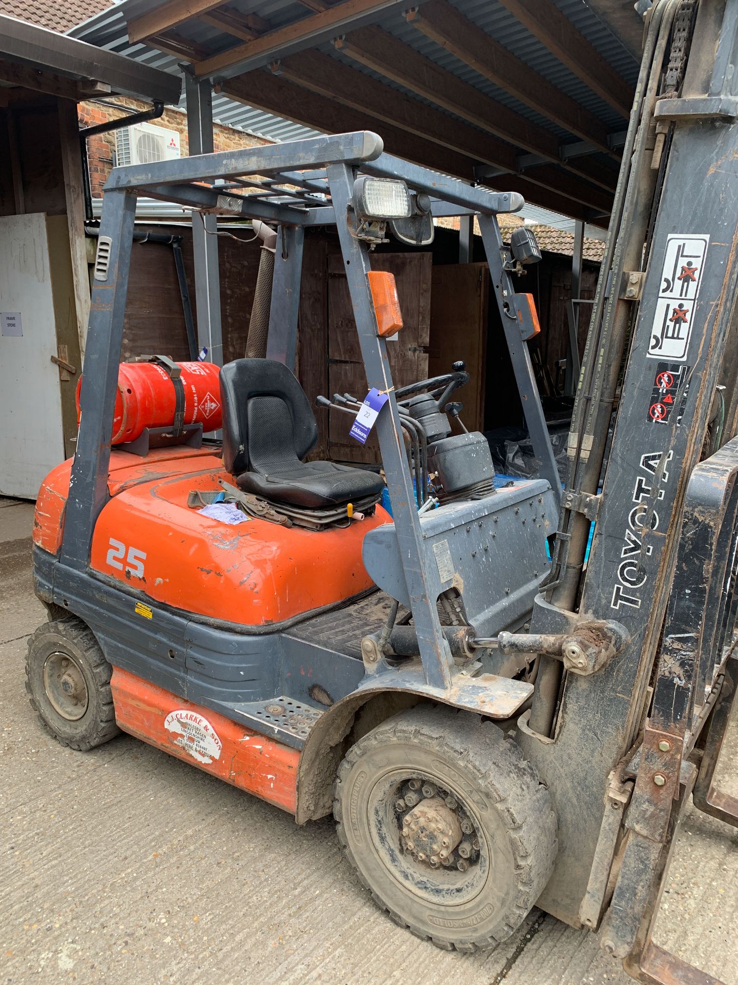 Toyota 25 Duplex Mast Gas Powered Forklift Truck with Fitted Sideshift Attachment - Image 2 of 14