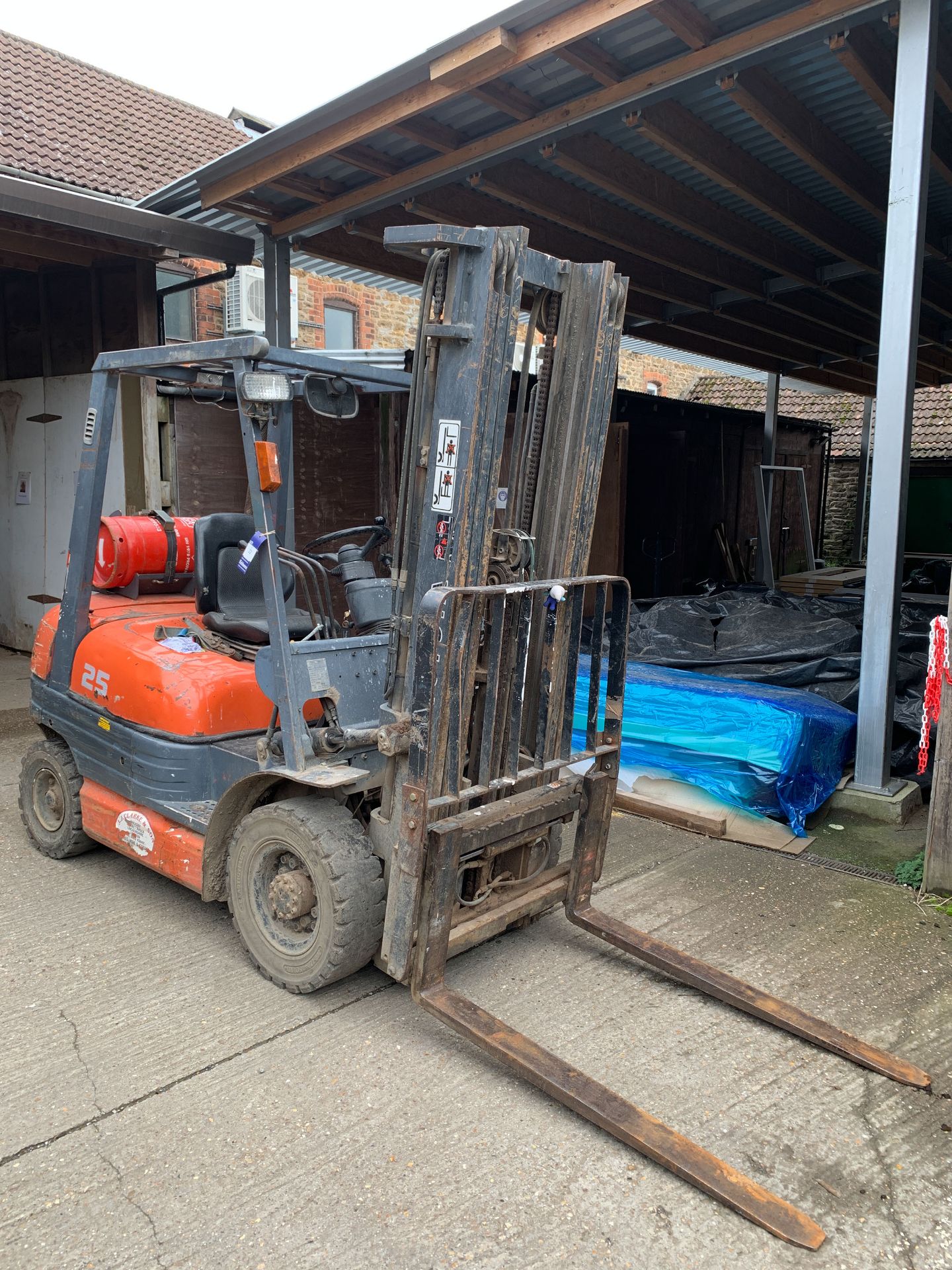 Toyota 25 Duplex Mast Gas Powered Forklift Truck with Fitted Sideshift Attachment