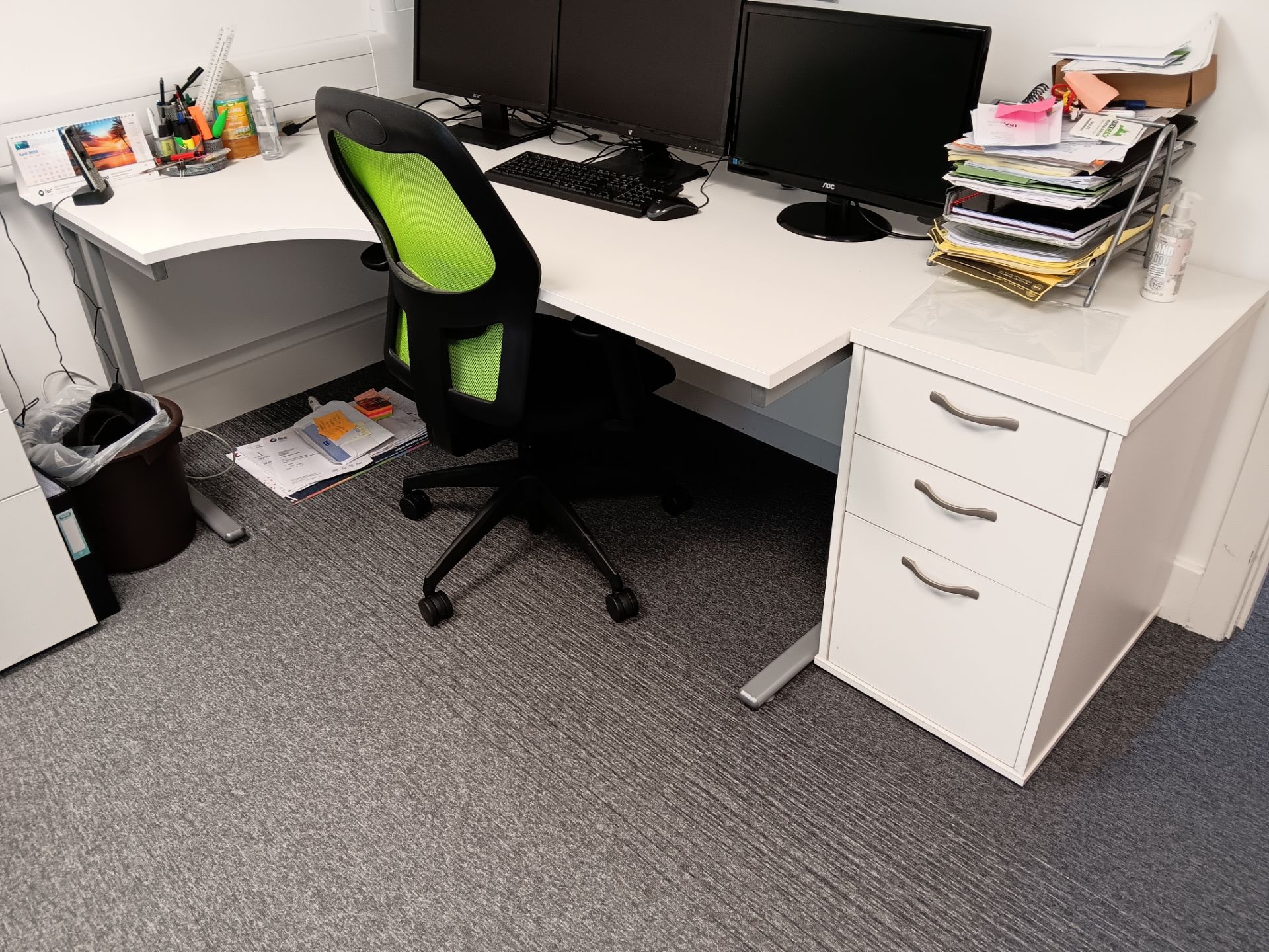 3 x White Shaped Workstations, 3 x White 3-Drawer Pedestals & 3 x Black & Green Swivel Armchairs - Image 5 of 5