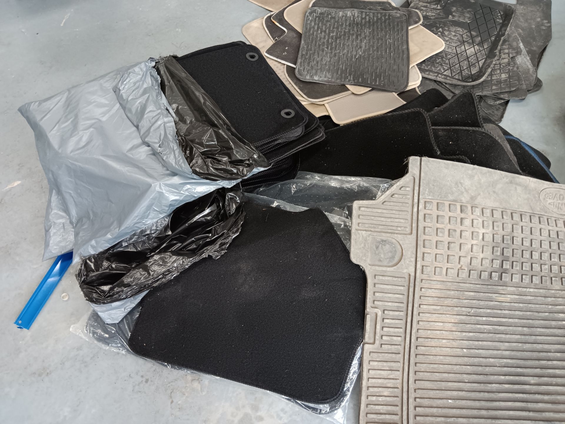 Quantity of various car foot mats and boot liners - Image 3 of 4