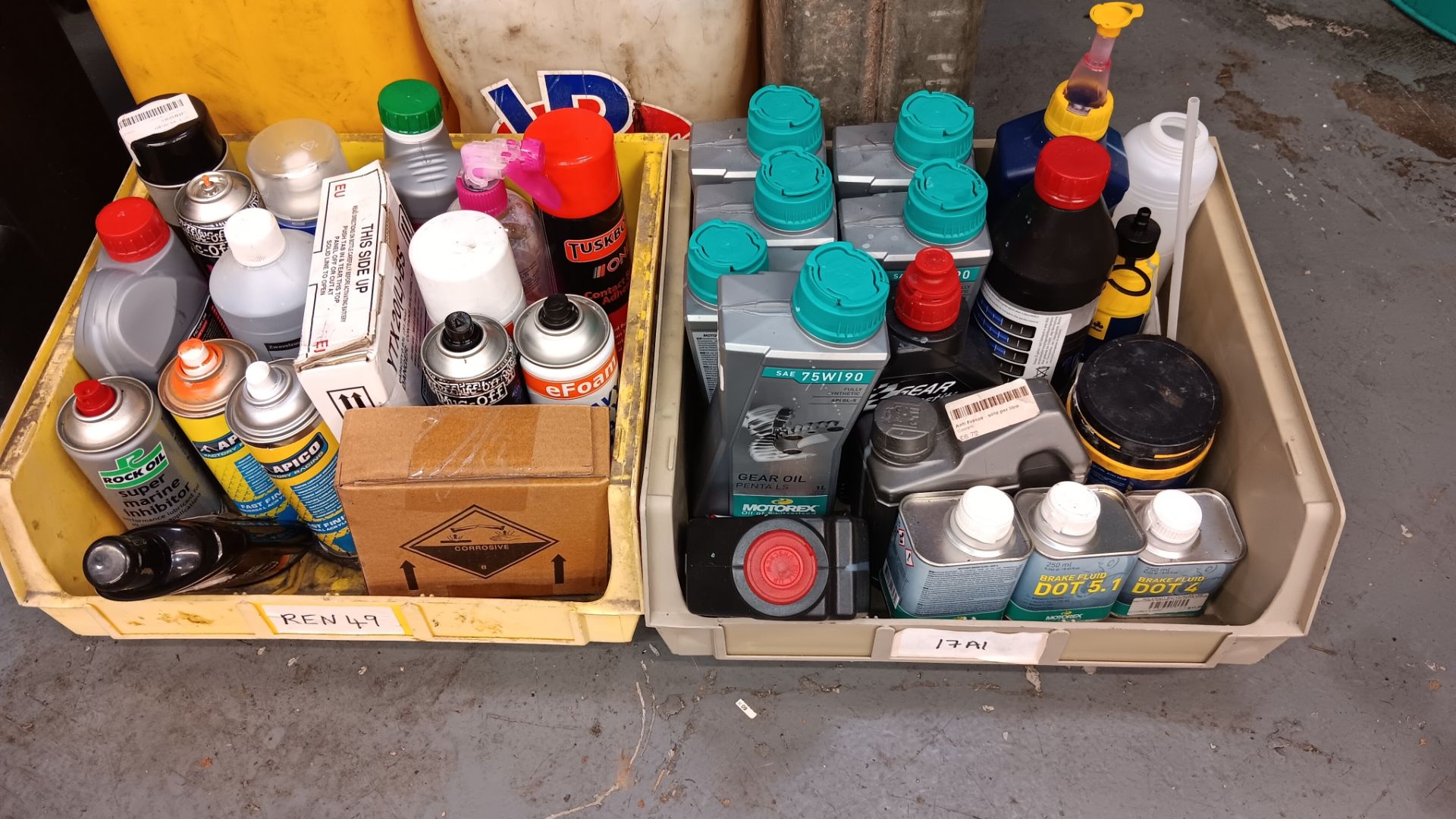 4 Various jerry cans & quantity of oils & lubricants - Image 2 of 3