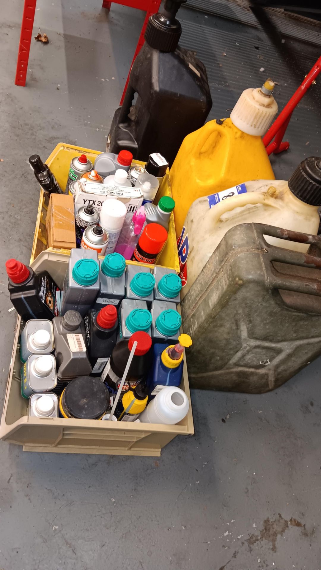 4 Various jerry cans & quantity of oils & lubricants - Image 3 of 3