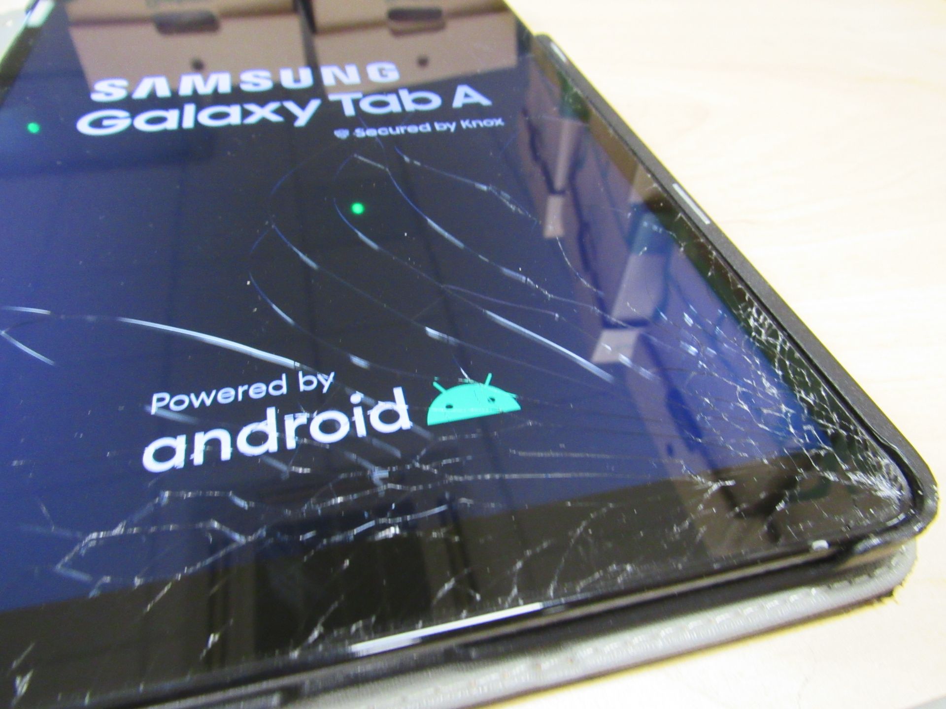 Samsung Tab A SM-T515 Black, 32GB 4G LTE, 64Bit Octa Core Processor with case, cracked screen - Image 2 of 2